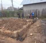 Voluntarii au început să construiască, în satul Curcubeu, o nouă casă pentru ”nea Mitu”. Este nevoie de multe materiale de construcții