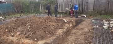 Voluntarii au început să construiască, în satul Curcubeu, o nouă casă pentru ”nea Mitu”. Este nevoie de multe materiale de construcții