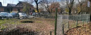 Deci, se poate!/ Primăria Ploiești a împrejmuit cu un gard podul vechi din zona Obor în care se află un crater imens, prin care se văd apele Dâmbului