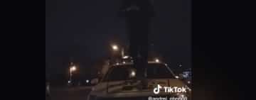 Tânărul din Ploiești care a dansat pe o autospecială a Poliției Transporturi a fost identificat
