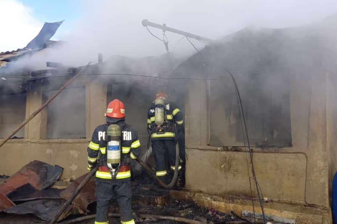 Tomșani/ Sfârșit tragic pentru o femeie imobilizată la pat. A fost găsită carbonizată în urma unui incendiu