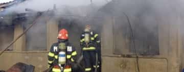 Tomșani/ Sfârșit tragic pentru o femeie imobilizată la pat. A fost găsită carbonizată în urma unui incendiu