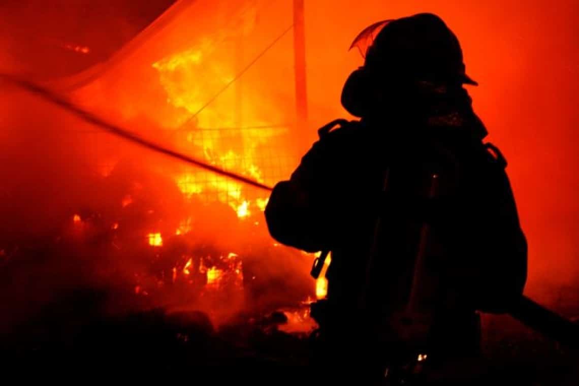 Incendiu în comuna Gura Vitioarei. Acoperișurile a două case au luat foc!