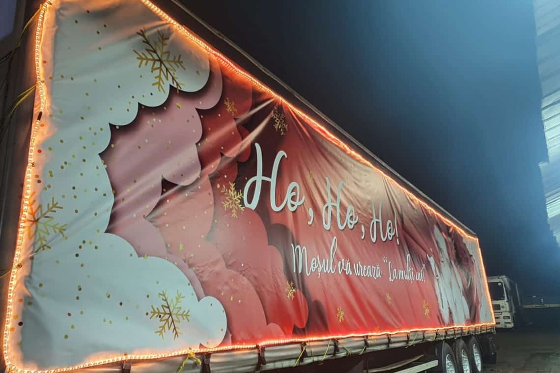 Moș Crăciun se plimbă cu TIR-ul, vineri, prin Ploiești. Aflați pe ce străzi va trece!