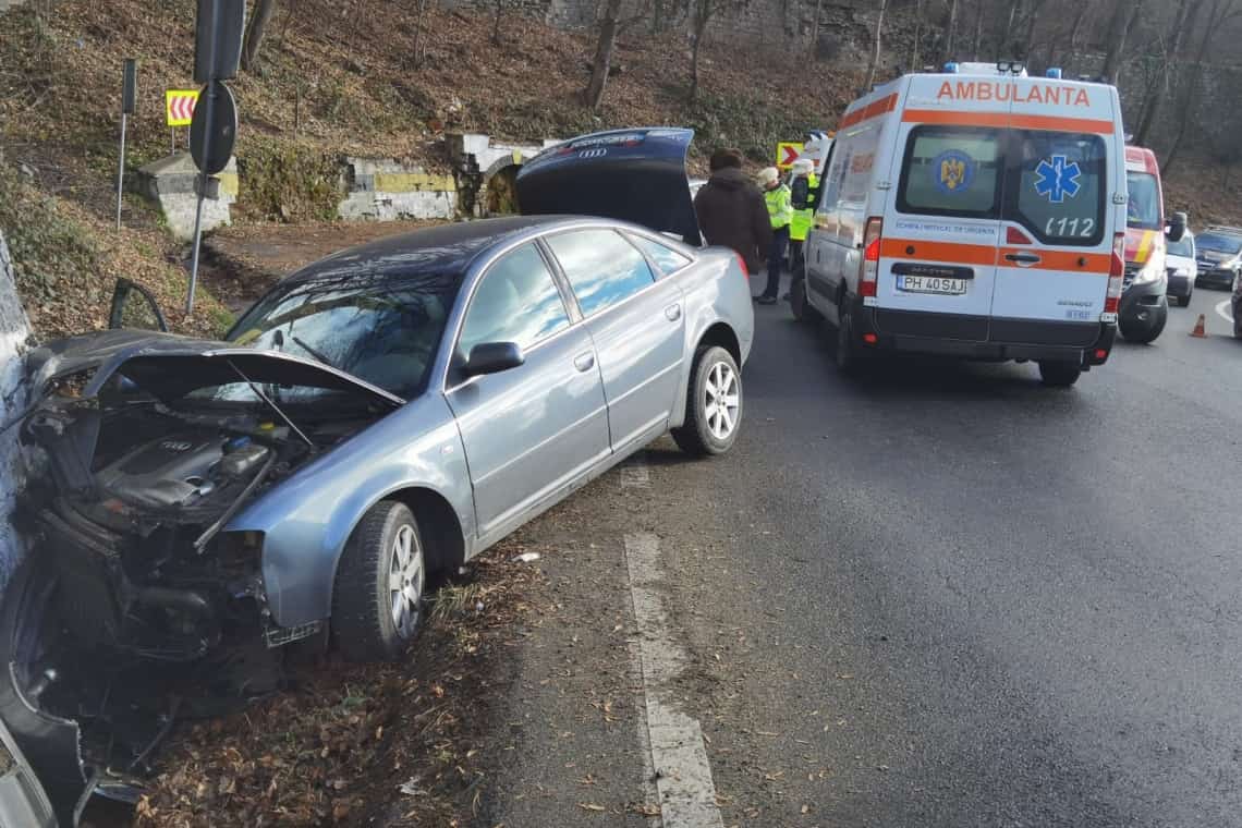 Accident Posada/ Un autoturism a intrat în zidul de protecție de pe marginea DN1. Aflați cum s-a produs coliziunea