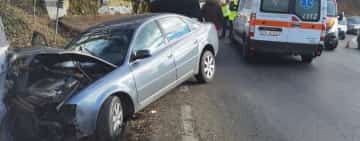 Accident Posada/ Un autoturism a intrat în zidul de protecție de pe marginea DN1. Aflați cum s-a produs coliziunea
