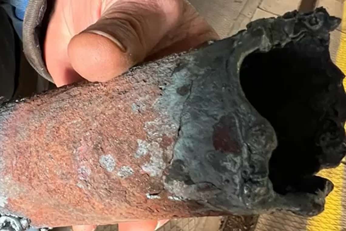 Țevi ruginite și găurite la CAF2. Cum să nu plesnească? - Galerie foto 