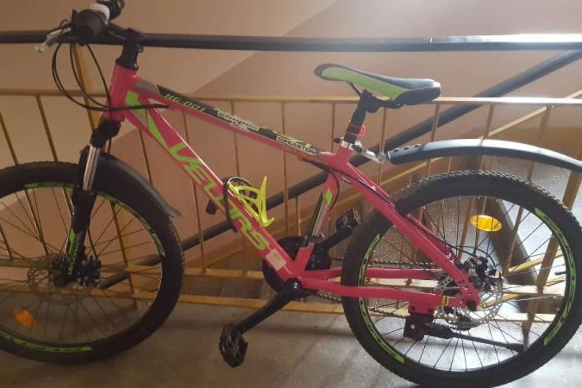 Un copil de 14 ani, suspect în cazul furtului unei biciclete de pe o scară de bloc din Ploiești