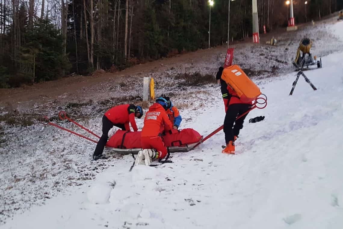 Accident pe pârtia Sorica din Azuga. O tânără a căzut cu placa și s-a lovit la coloană