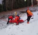 Accident pe pârtia Sorica din Azuga. O tânără a căzut cu placa și s-a lovit la coloană