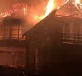 Video/ O vilă din stațiunea Cheia a fost cuprinsă de flăcări! Pompierii acționează cu cinci autospeciale de stingere