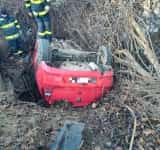 Autoturism răsturnat pe plafon în comuna Sângeru. Șoferul a ajuns la spital