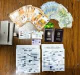 Doi jandarmi de la Antitero au găsit un portofel cu mii de euro în centrul Ploieștiului. Aflați cine îl pierduse și cum a fost returnat