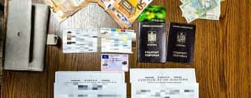 Doi jandarmi de la Antitero au găsit un portofel cu mii de euro în centrul Ploieștiului. Aflați cine îl pierduse și cum a fost returnat