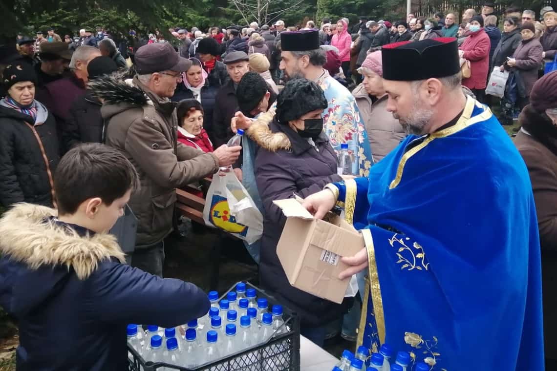 1.000 de sticle de agheasmă, oferite credincioșilor de Bobotează, la Biserica Domnească din Ploiești (Galerie foto)
