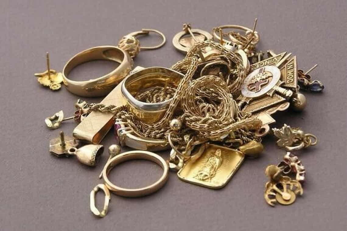 Polițiștii ploieșteni caută hoții care au furat 40 de grame de aur dintr-un apartament