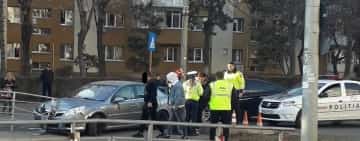 Patru persoane au ajuns la spital, după ce autoturismul în care se aflau a intrat într-un refugiu, pe Șoseaua Vestului
