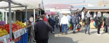 Ce au găsit polițiștii, sâmbătă, în oborul ploieștean: alcool și alimente expirate, haine contrafăcute și pește fără acte de proveniență
