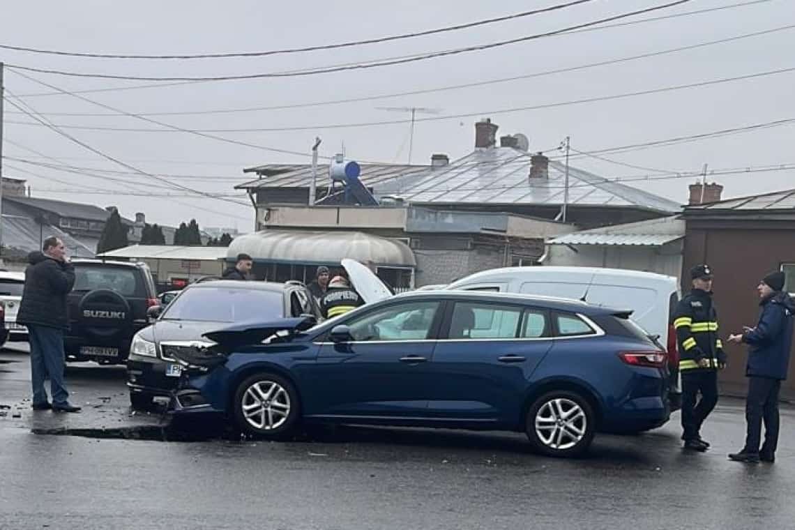 Patru autoturisme implicate într-un accident, pe strada Rudului, lângă sediul ISU Prahova