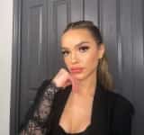 ”Norocul ei că seamănă cu maică-sa!”. Aflați cine a spus asta despre frumoasa din imagine