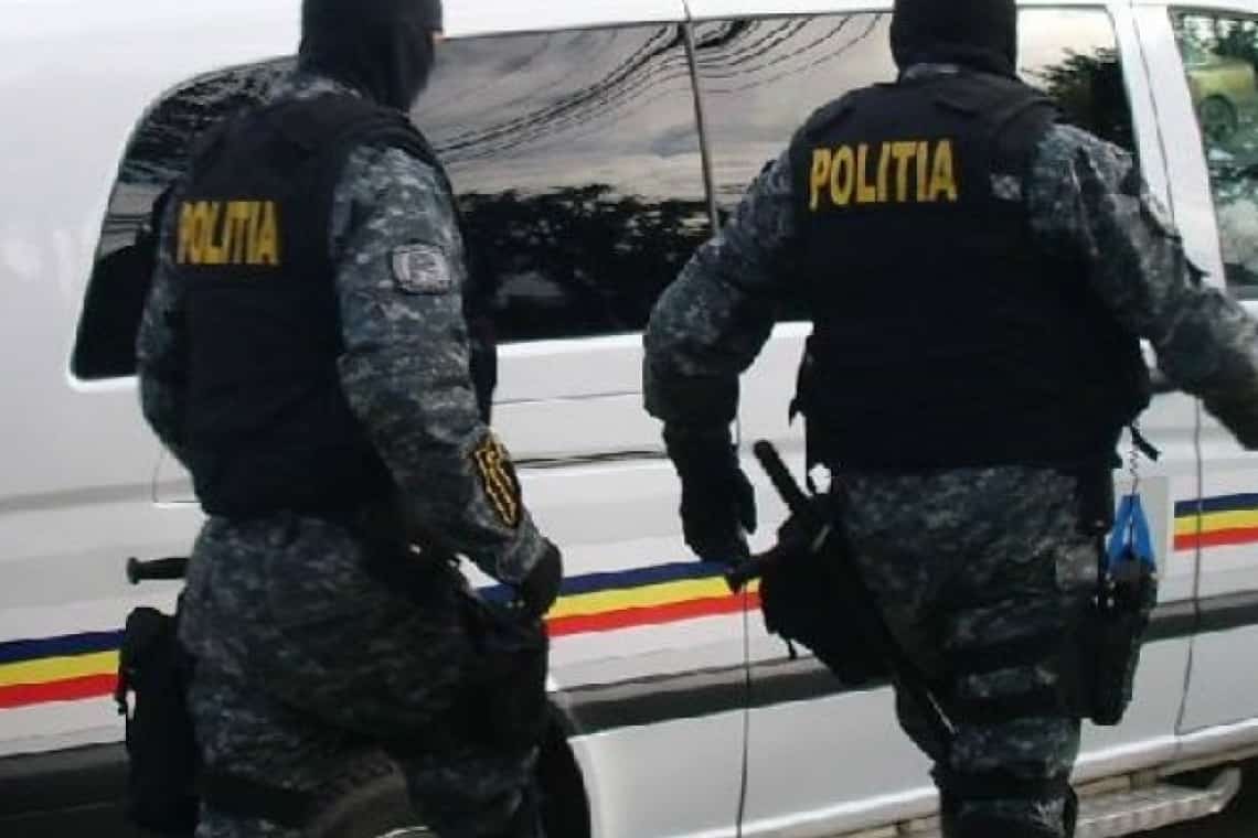 Hoți care foloseau o mașină cu număr fals în timpul furturilor, "călcați" de polițiștii prahoveni