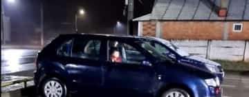 Polițiștii au intrat pe fir în cazul copilului lăsat singur în mașină, după căderea nopții, într-o parcare din Potigrafu