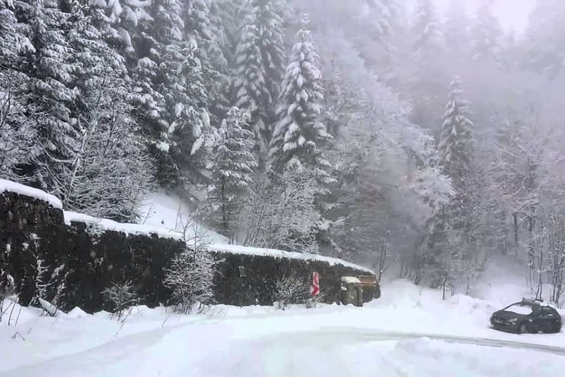 IPJ Prahova: Se închide drumul spre Cota 1400 din Sinaia, pentru deszăpezire