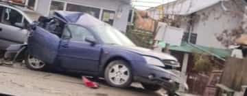 UPDATE/ Un autoturism a intrat într-o țeavă de gaze, la Valea Călugărească. Trafic restricționat pe DN1B, sensul Ploiești-Buzău