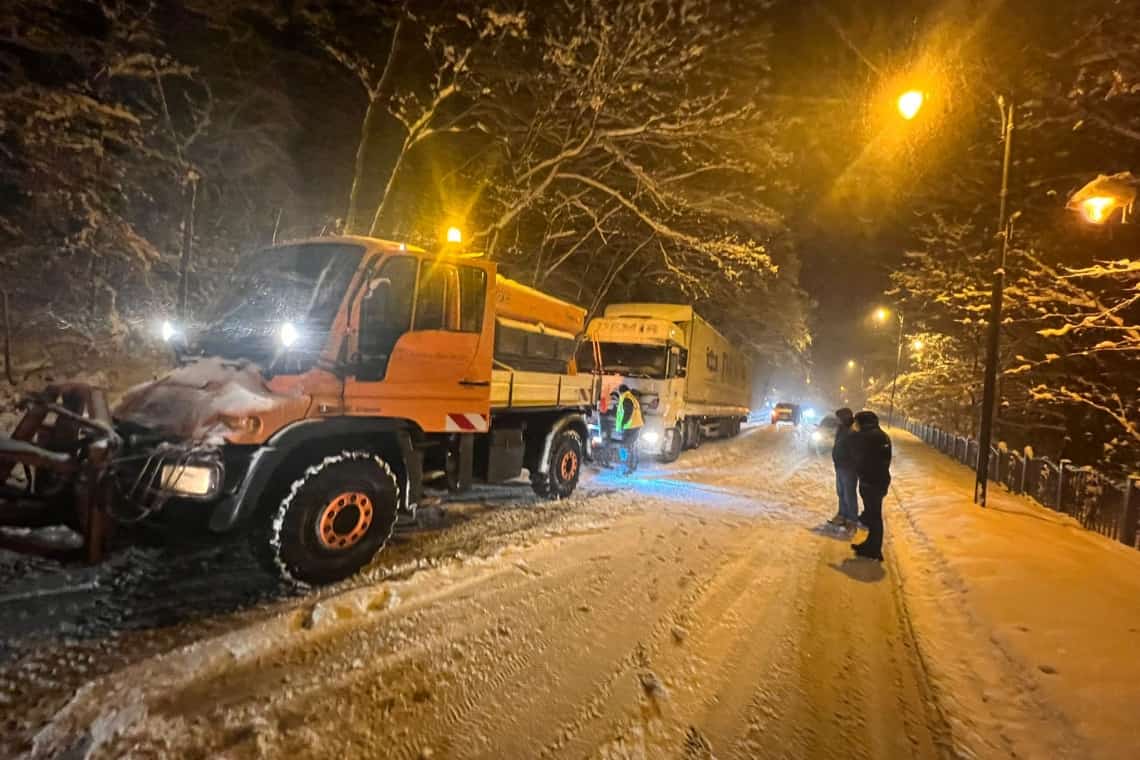 Zeci de intervenții ale pompierilor prahoveni, în ultimele 24 de ore: copaci căzuți pe carosabil, drumuri blocate, cabluri electrice rupte