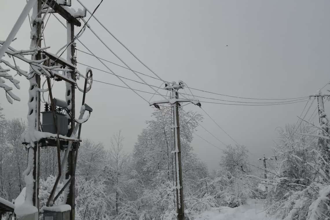 Peste 100 de familii din comuna Telega nu au energie electrică de trei zile!