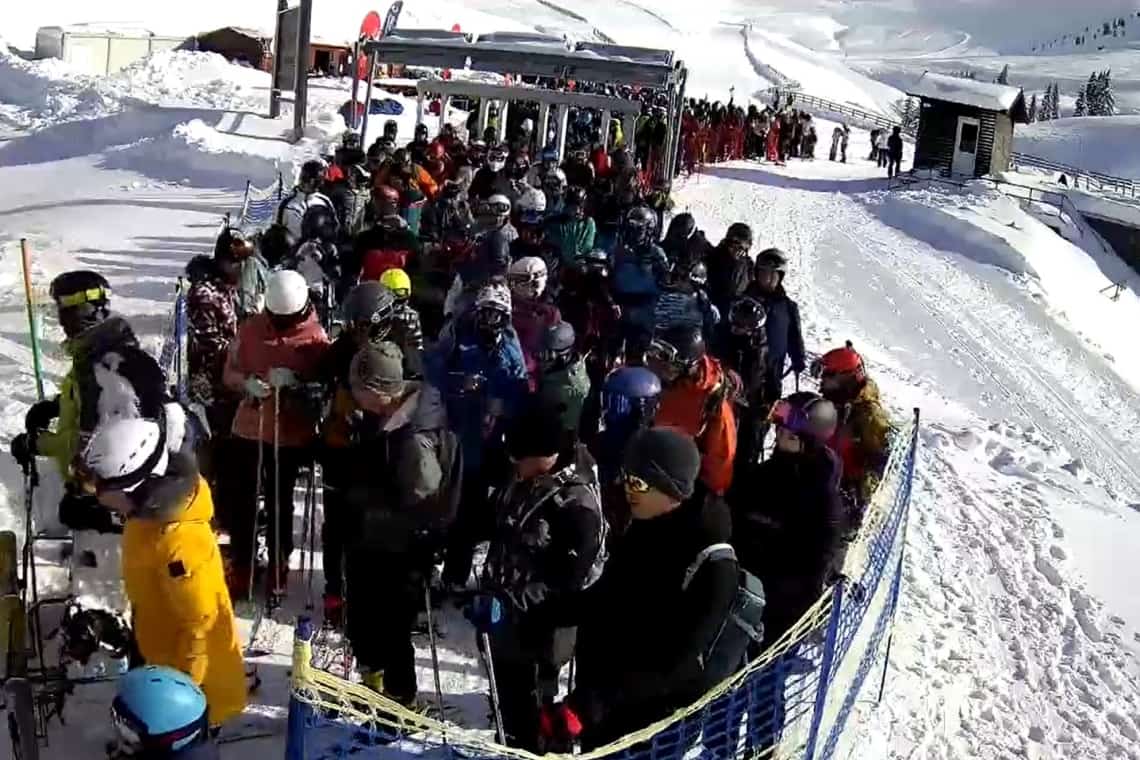 Final de weekend aglomerat pe domeniul schiabil Sinaia. Risc major de avalanșe în afara pârtiilor amenajate!