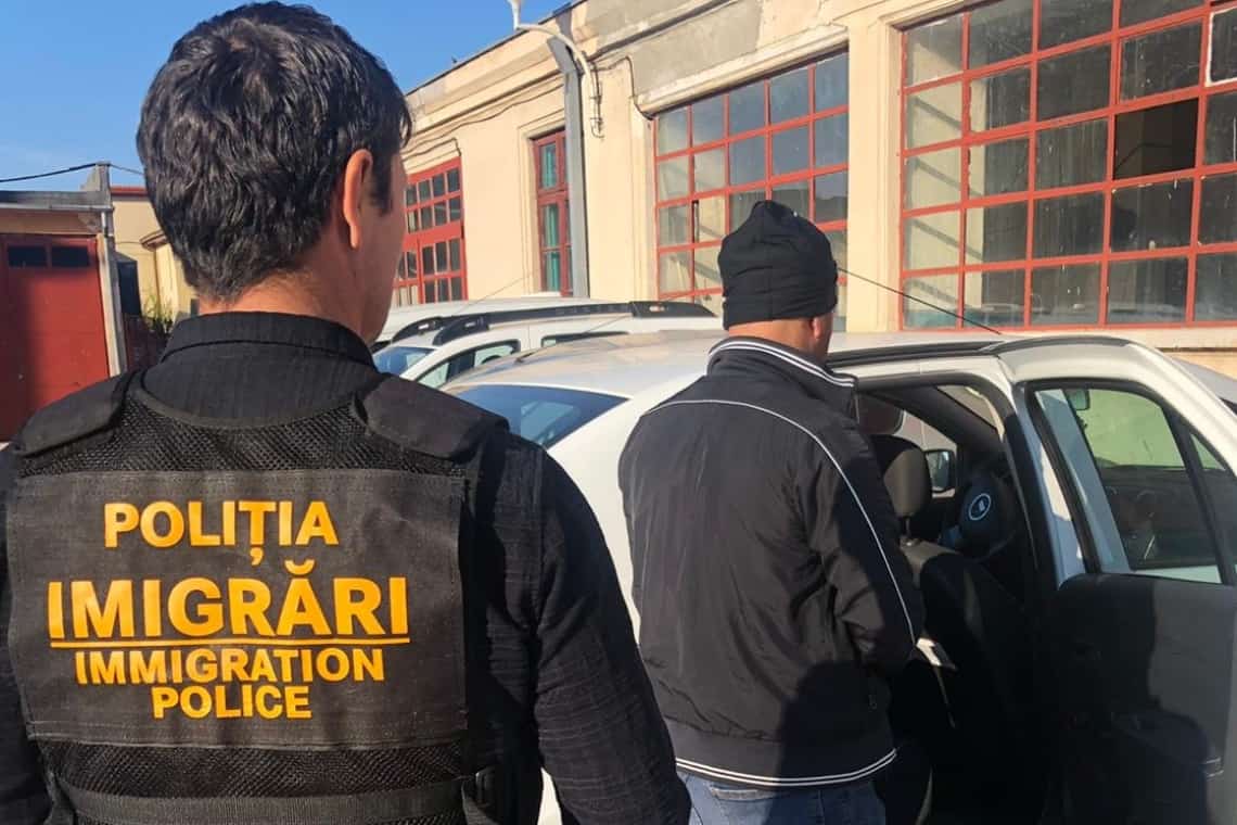 Un pakistanez care locuia ilegal în Prahova, escortat în afara României de polițiștii de la imigrări