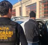 Un pakistanez care locuia ilegal în Prahova, escortat în afara României de polițiștii de la imigrări
