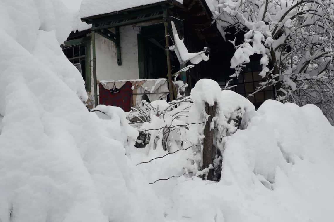 Imagini de la intervenția salvatorilor, în comuna Telega, unde doi oameni au rămas blocați în locuință, din cauza nămeților