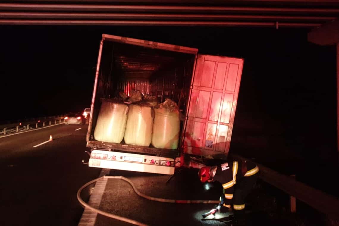 Pompierii prahoveni au prevenit un dezastru, pe autostrada A3! Imagini cu autotrenul plin cu îngrășăminte în care a izbucnit incendiul