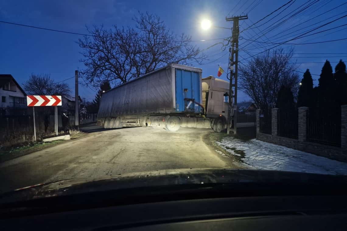 Un TIR a blocat circulația într-o curbă, pe strada principală din satul Pantazi, de lângă Ploiești