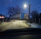 Un TIR a blocat circulația într-o curbă, pe strada principală din satul Pantazi, de lângă Ploiești