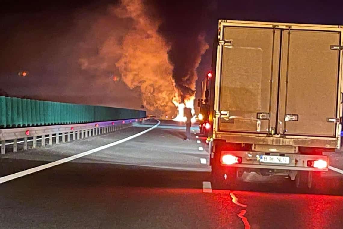 UPDATE/ Pericol major de explozie pe autostrada A3, după ce un autotren cu uree a luat foc. Traficul este complet blocat