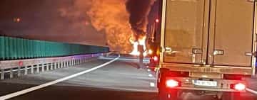 UPDATE/ Pericol major de explozie pe autostrada A3, după ce un autotren cu uree a luat foc. Traficul este complet blocat