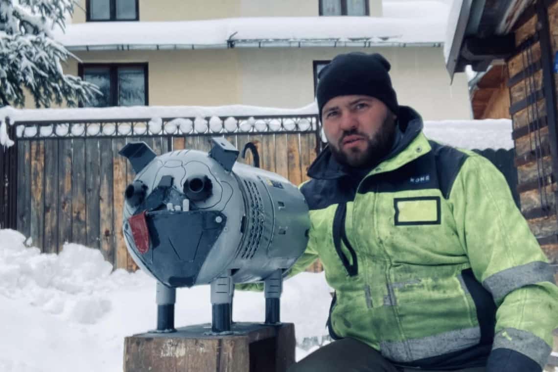 Artizanul de metal din Azuga și cele mai noi creații ale sale: un câine din fier și totem pentru oraș