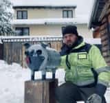Artizanul de metal din Azuga și cele mai noi creații ale sale: un câine din fier și totem pentru oraș