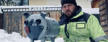 Artizanul de metal din Azuga și cele mai noi creații ale sale: un câine din fier și totem pentru oraș