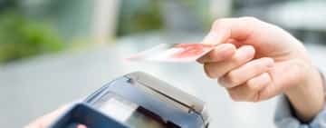 O tânără din Bușteni s-a ales cu dosar penal după ce a folosit la cumpărături un card găsit pe stradă