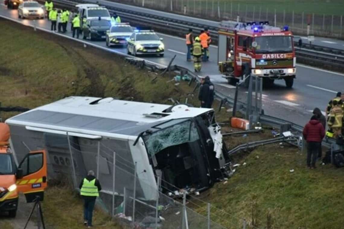 Un autocar cu români s-a răsturnat pe o autostradă din Slovenia. Trei morți și patru răniți