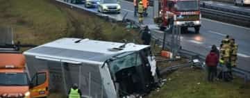 Un autocar cu români s-a răsturnat pe o autostradă din Slovenia. Trei morți și patru răniți