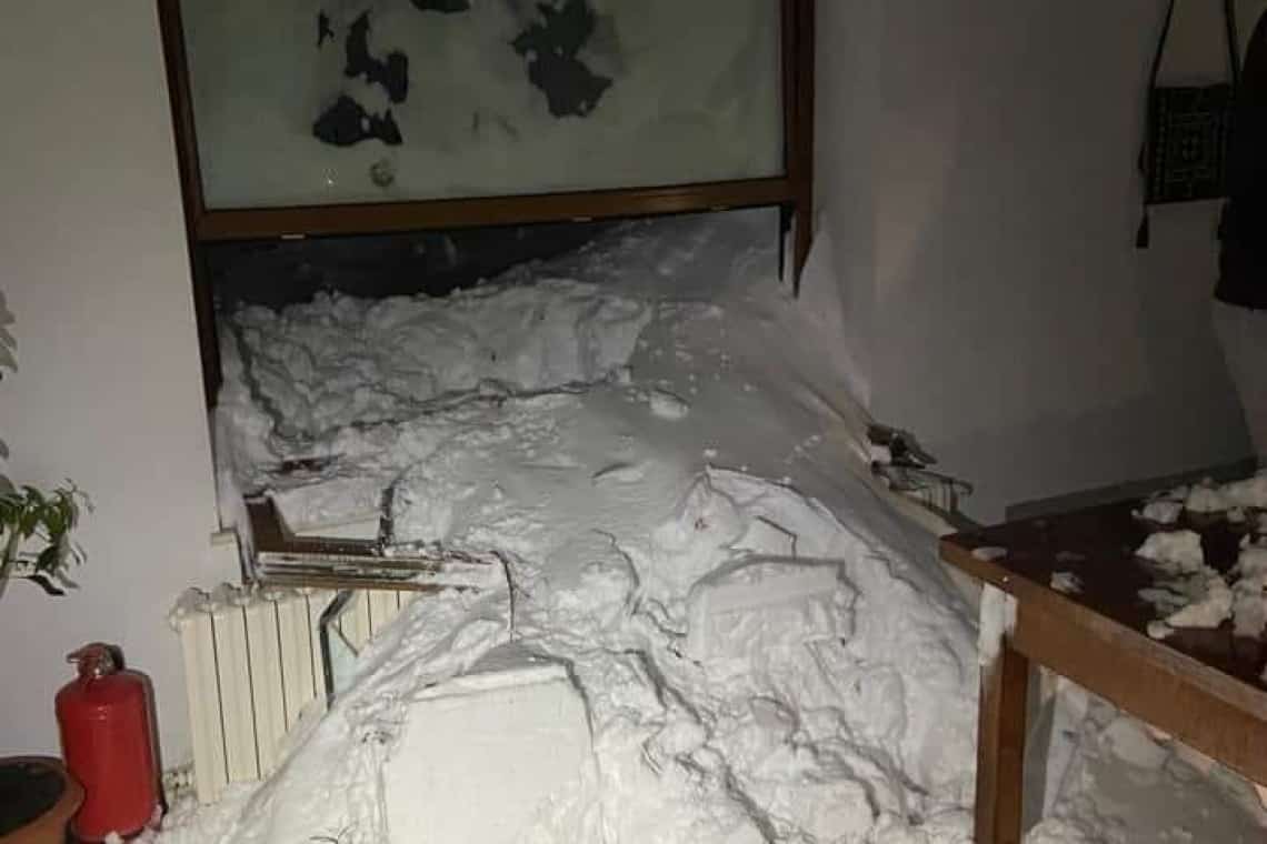 Poliția cercetează modul în care au ajuns turiștii la cabana Capra, din Făgăraș, lovită de avalanșă. Risc mare și în Bucegi