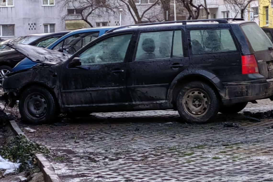 Un autoturism a luat foc, marți dimineață, într-o parcare din cartierul ploieștean Mihai Bravu