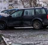 Un autoturism a luat foc, marți dimineață, într-o parcare din cartierul ploieștean Mihai Bravu