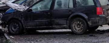 Un autoturism a luat foc, marți dimineață, într-o parcare din cartierul ploieștean Mihai Bravu