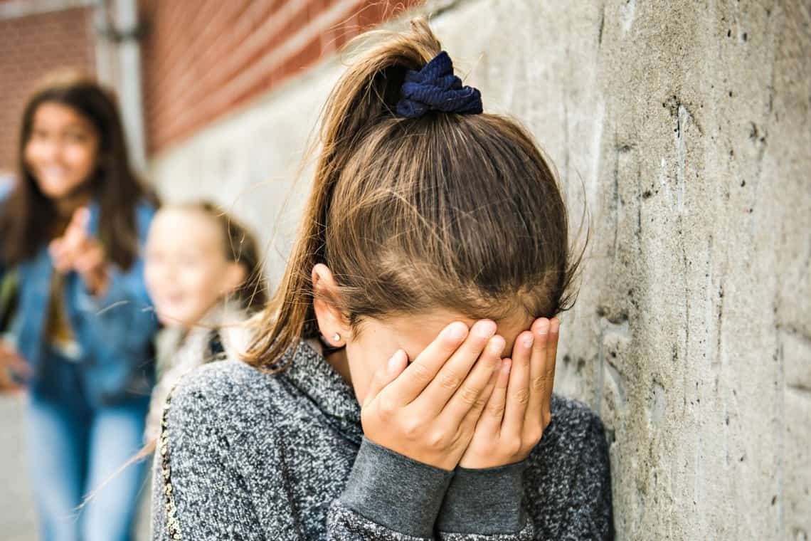 Avocatul Poporului s-a autosesizat în cazul elevei bătute de două colege, într-o școală din Câmpina. Ce măsuri trebuie să ia conducerea unității de învățământ